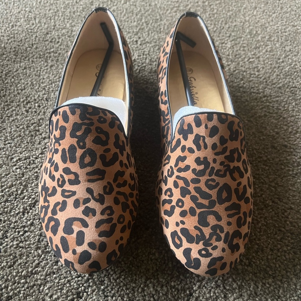 Leopard print flat